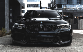 Стильный черный BMW M5 на улице
