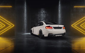 Белый BMW ICON03, 2019 года вид сзади