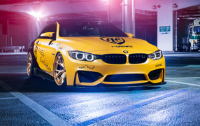 Желтый автомобиль BMW M4 в гараже 