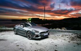 Серый кабриолет BMW Z4 M40i 2019 года на фоне красивого неба