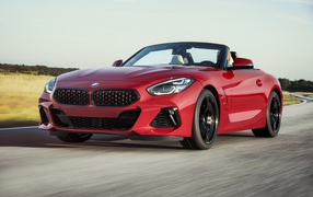 Красный автомобиль кабриолет BMW Z4 на асфальте