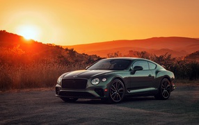 Автомобиль  Bentley Continental GT V8, 2020 на фоне заката
