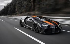 Спортивный автомобиль Bugatti Chiron Prototype 2019 года на трассе