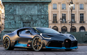 Черный автомобиль Bugatti Divo на улице Парижа