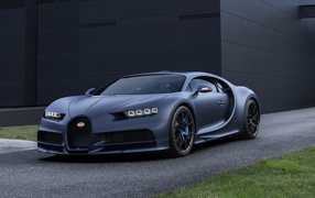 Спортивный автомобиль Bugatti Chiron Sport 110,  2019 года у черного здания 