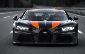 Быстрый Bugatti Chiron 2019 года на трассе