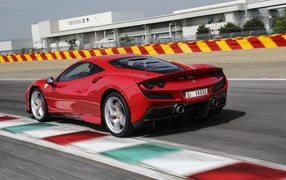 Быстрый красный автомобиль Ferrari F8 Tributo 2019 года на трассе