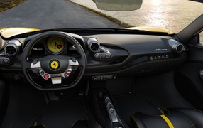 Черный кожаный салон автомобиля Ferrari F8 Spider 2019 года 