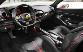 Черный кожаный салон автомобиля Ferrari F8 Tributo 2019 года