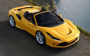 Желтый кабриолет Ferrari F8 Spider 2019 года вид сверху