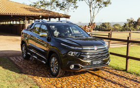 Черный пикап Fiat Toro Ranch, 2018 года на ферме