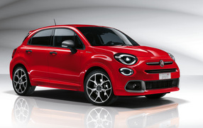 Красный Fiat 500X Sport 2019 года на сером фоне 