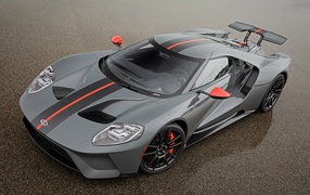 Серый спортивный автомобиль Ford GT на мокром асфальте