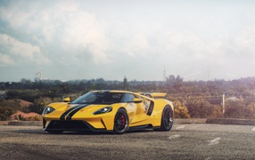 Спортивный желтый автомобиль Ford GT