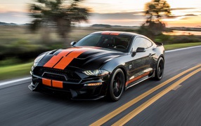 Быстрый автомобиль Shelby Ford Mustang GT-S на трассе