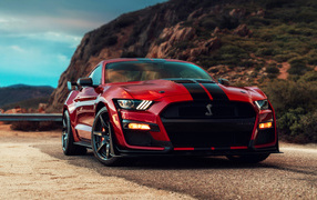 Красный автомобиль Ford Mustang Shelby GT500, 2020 года 
