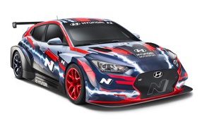 Спортивный автомобиль Hyundai Veloster N ETCR 2019 года на белом фоне