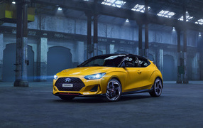 Желтый автомобиль Hyundai Veloster Turbo 2019 года на заводе