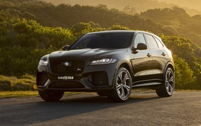Черный автомобиль Jaguar F-Pace SVR 2019 года вид спереди 