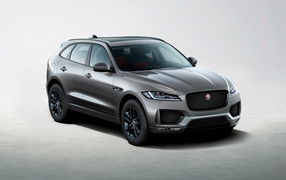 Серебристый автомобиль Jaguar F-Pace Chequered Flag 2019 года