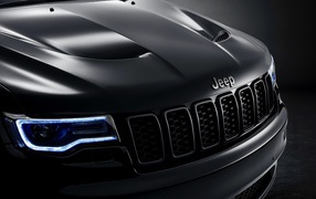 Headlights and logo of the 2019 Jeep Grand Cherokee S Limited