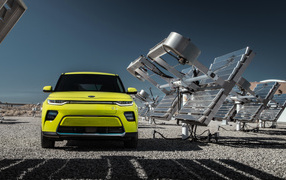 Автомобиль Kia Soul EV, 2020 года у солнечных батарей