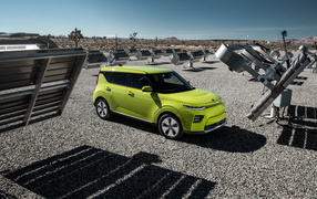 Салатовый автомобиль Kia Soul EV, 2020 года на асфальте