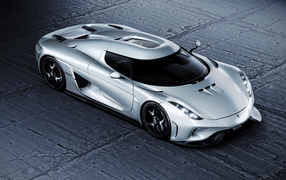Серебристый автомобиль Koenigsegg Regera CGI 