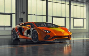 Автомобиль Lamborghini Aventador S, 2019 года в ангаре