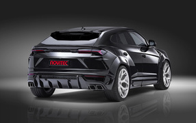 Черный Novitec Lamborghini Urus Esteso 2019 года вид сзади на сером фоне