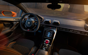 Кожаный салон автомобиля Lamborghini Huracan EVO 2019 года