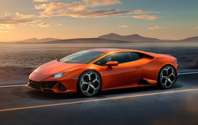 Оранжевый автомобиль Lamborghini Huracan EVO 2019 года на фоне неба 