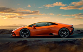Оранжевый автомобиль Lamborghini Huracan EVO 2019 вид сбоку