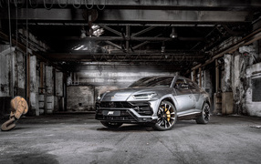 Внедорожник Lamborghini Urus,  2019 года в гараже