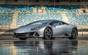 Серебристый автомобиль Lamborghini Huracan Evo на стадионе
