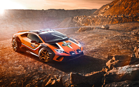 Спортивный автомобиль   Lamborghini Huracan Sterrato, 2019 года в горах