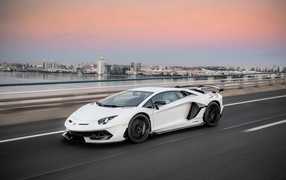 Белый автомобиль Lamborghini Aventador на трассе