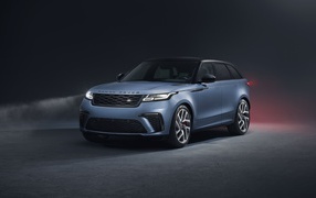 Серый внедорожник Range Rover Velar,  2019 года на сером фоне