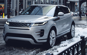 Внедорожник Range Rover Evoque P300 S R-Dynamic 2019 года на снегу в городе