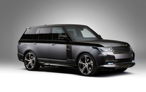 Серебристый внедорожник Range Rover 2018 года на сером фоне