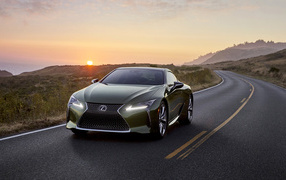 Автомобиль Lexus LC 500 Inspiration Series, 2020 года на трассе на закате