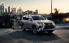 Внедорожник Lexus GX 460, 2020 года на фоне города