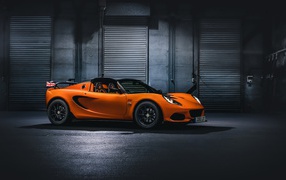 Оранжевый спортивный автомобиль Lotus Elise Cup 250  в гараже