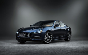 Автомобиль Maserati Ghibli GranLusso, 2019 года на сером фоне