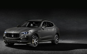 Автомобиль Maserati Levante на сером фоне
