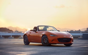 Красный автомобиль Mazda MX-5 на фоне неба