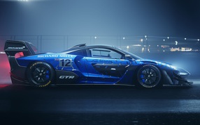 Гоночный автомобиль McLaren Senna GTR 2019 года вид сбоку