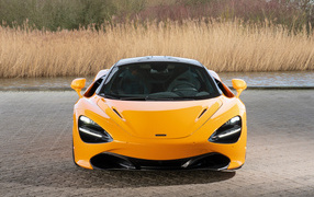 Желтый спортивный автомобиль McLaren MSO 720S Spa 68,  2019 года