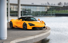 Желтый спортивный автомобиль McLaren MSO 720S Spa 68,  2019 года у воды