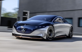 Автомобиль Mercedes-Benz Vision EQS 2019 года у серого здания